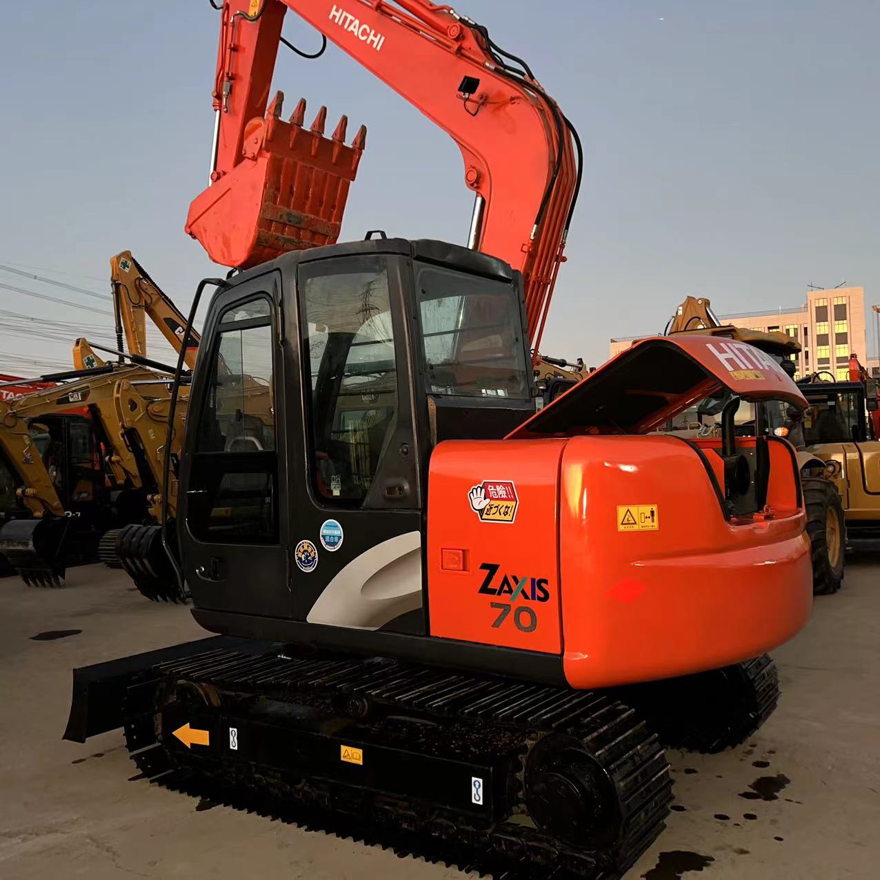 Hitachi ZX70-6 гусеничный экскаватор с толкающим ножом